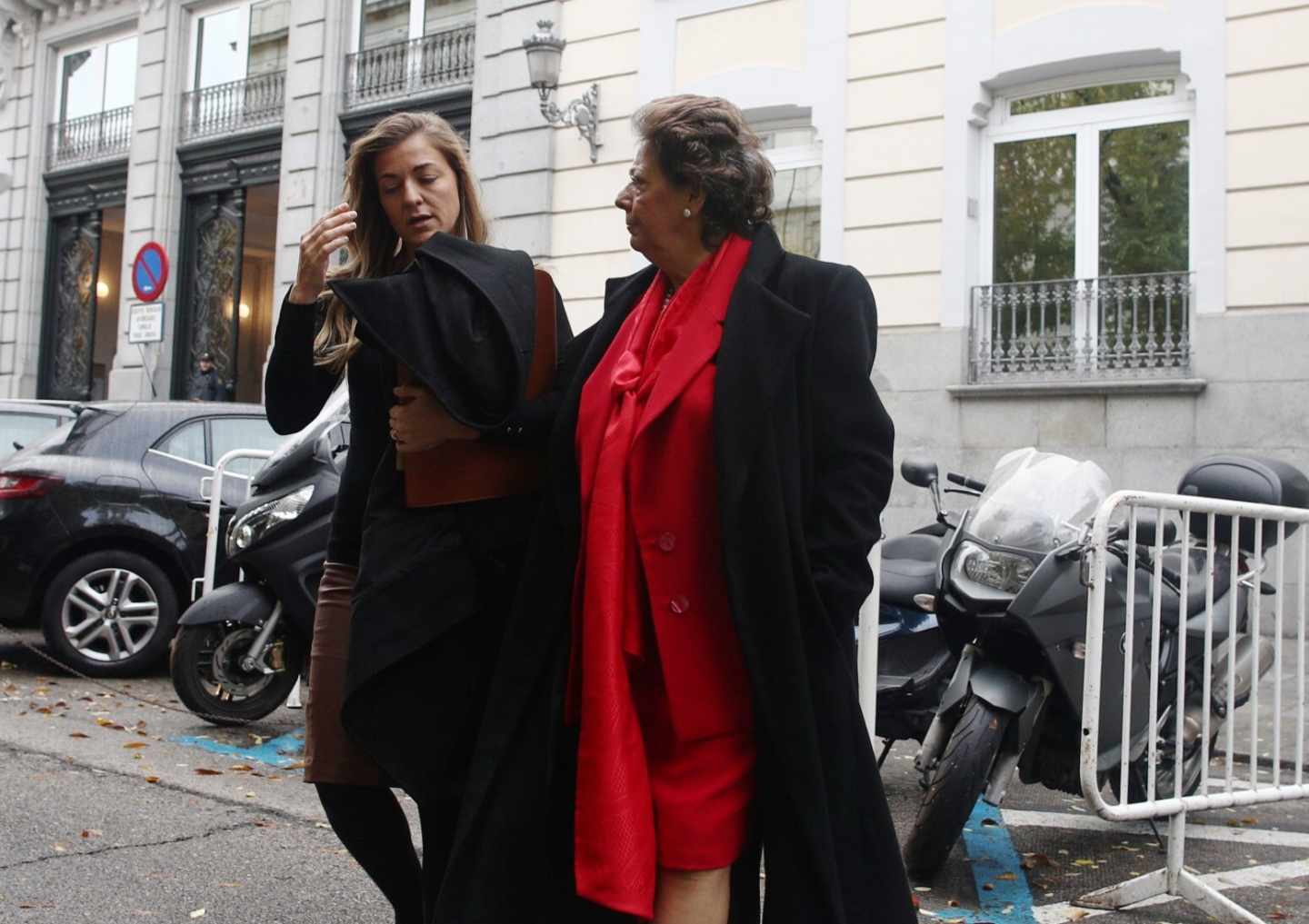 Rita Corbín Barberá acompaña a su tía, Rita Barberá, durante una declaración en el Tribunal Supremo, en noviembre de 2016.