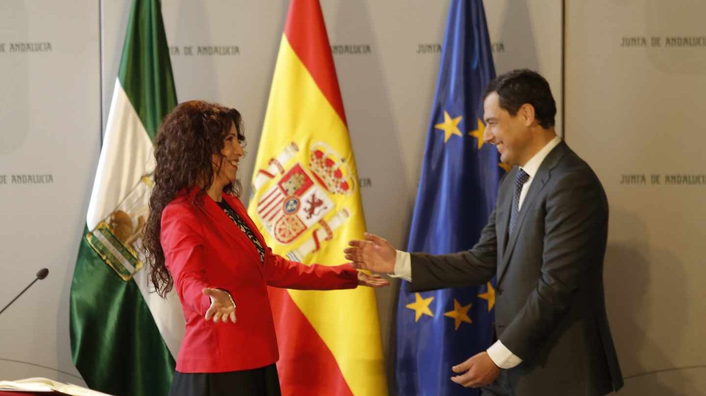 Rocío Ruiz (Cs), junto a Juanma Moreno durante su toma de posesión como consejera de Igualdad de la Junta de Andalucía.