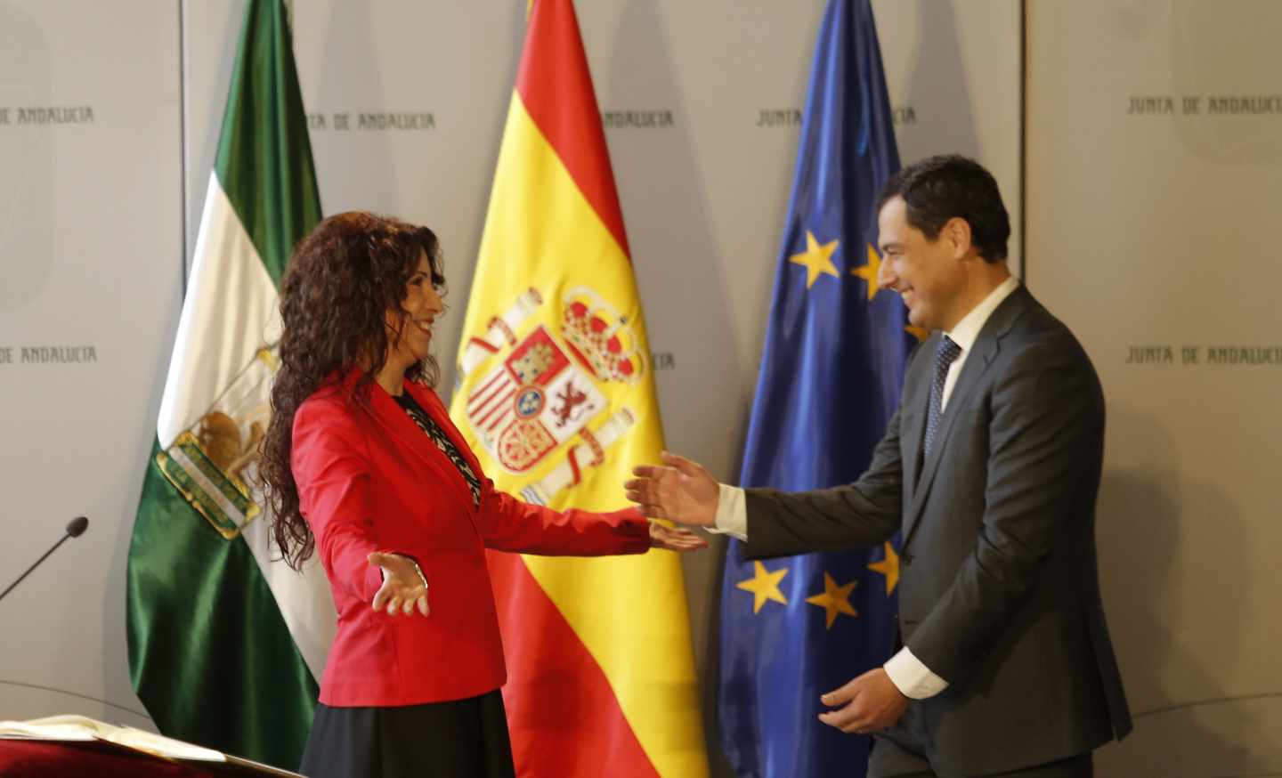Rocío Ruiz (Cs), junto a Juanma Moreno durante su toma de posesión como consejera de Igualdad de la Junta de Andalucía.