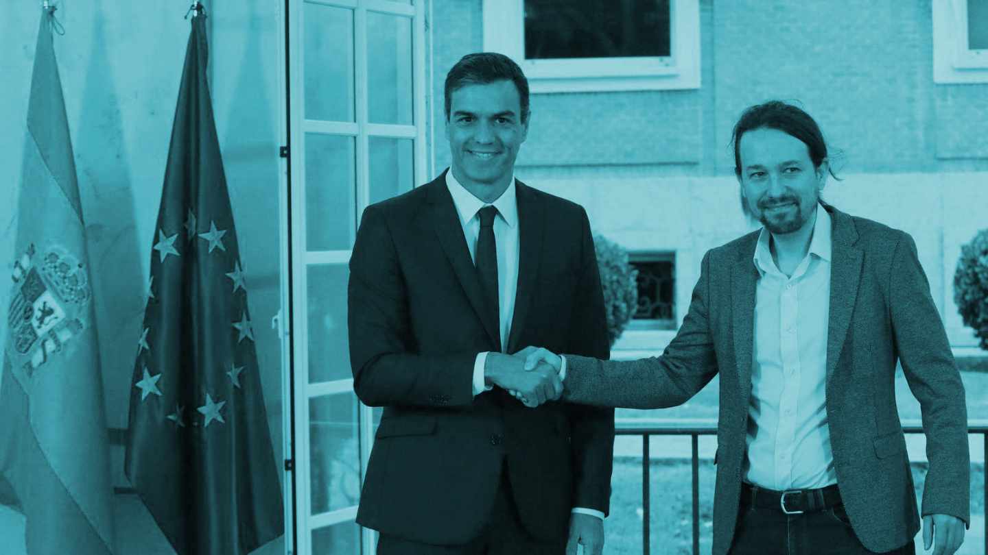 El presidente del Gobierno, Pedro Sánchez, y el líder de Unidos Podemos, Pablo Iglesias, tras la firma del acuerdo presupuestario.