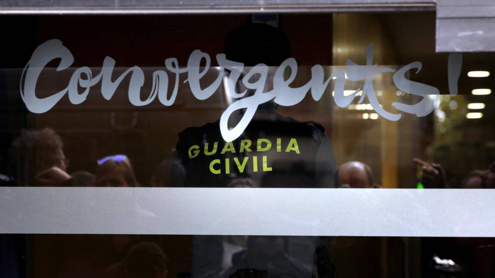 La Guardia Civil, en la sede de Convergència durante un registro en el marco del 'caso 3 por ciento'.