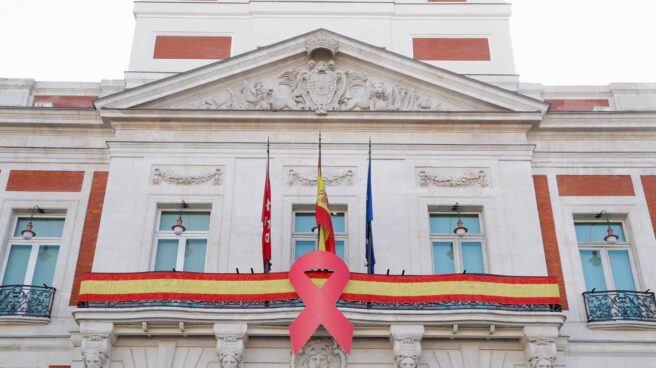 La Real Casa de Correos luce un gran lazo rojo por el Día Mundial del Sida La Real Casa de Correos luce un gran lazo rojo por el Día Mundial del Sida