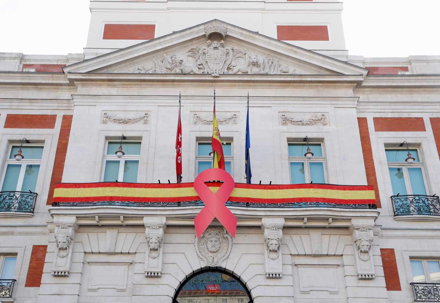 La Real Casa de Correos luce un gran lazo rojo por el Día Mundial del Sida