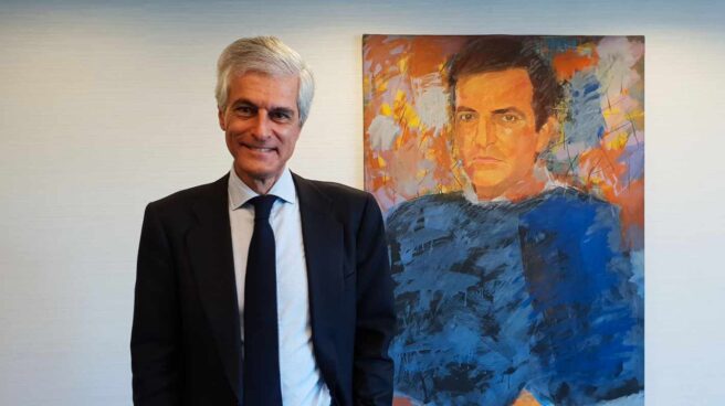 Adolfo Suárez Illana junto al retrato de su padre Adolfo Suárez Illana junto al retrato de su padre