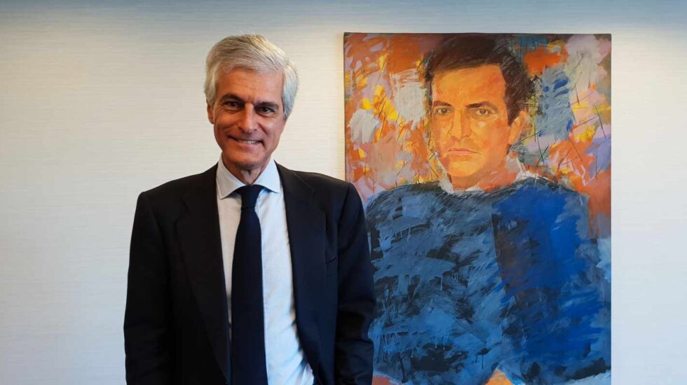 Adolfo Suárez Illana junto al retrato de su padre