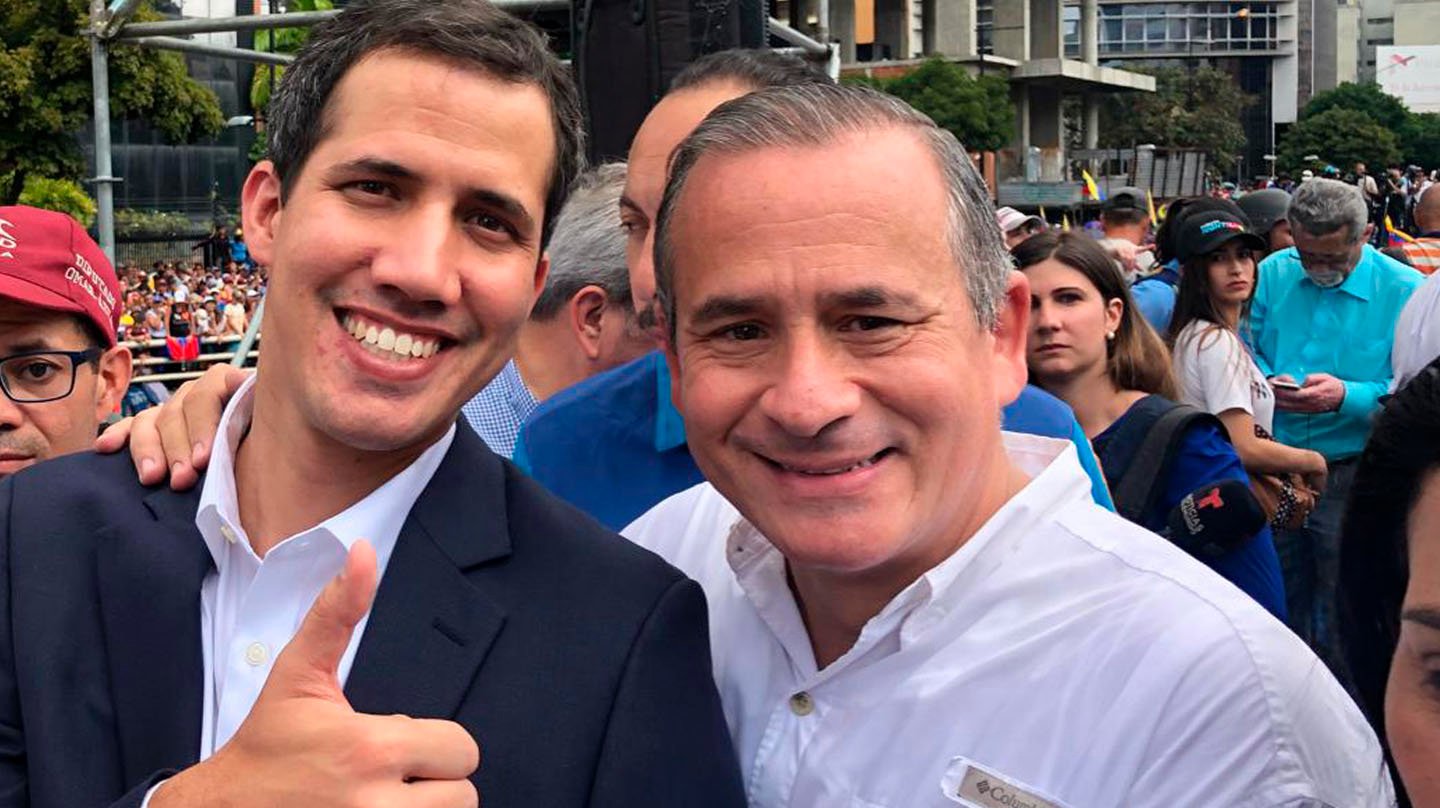 Francisco Sucre, dcha, junto al presidente de la Asamblea Nacional, Juan Guaidó, en Caracas.