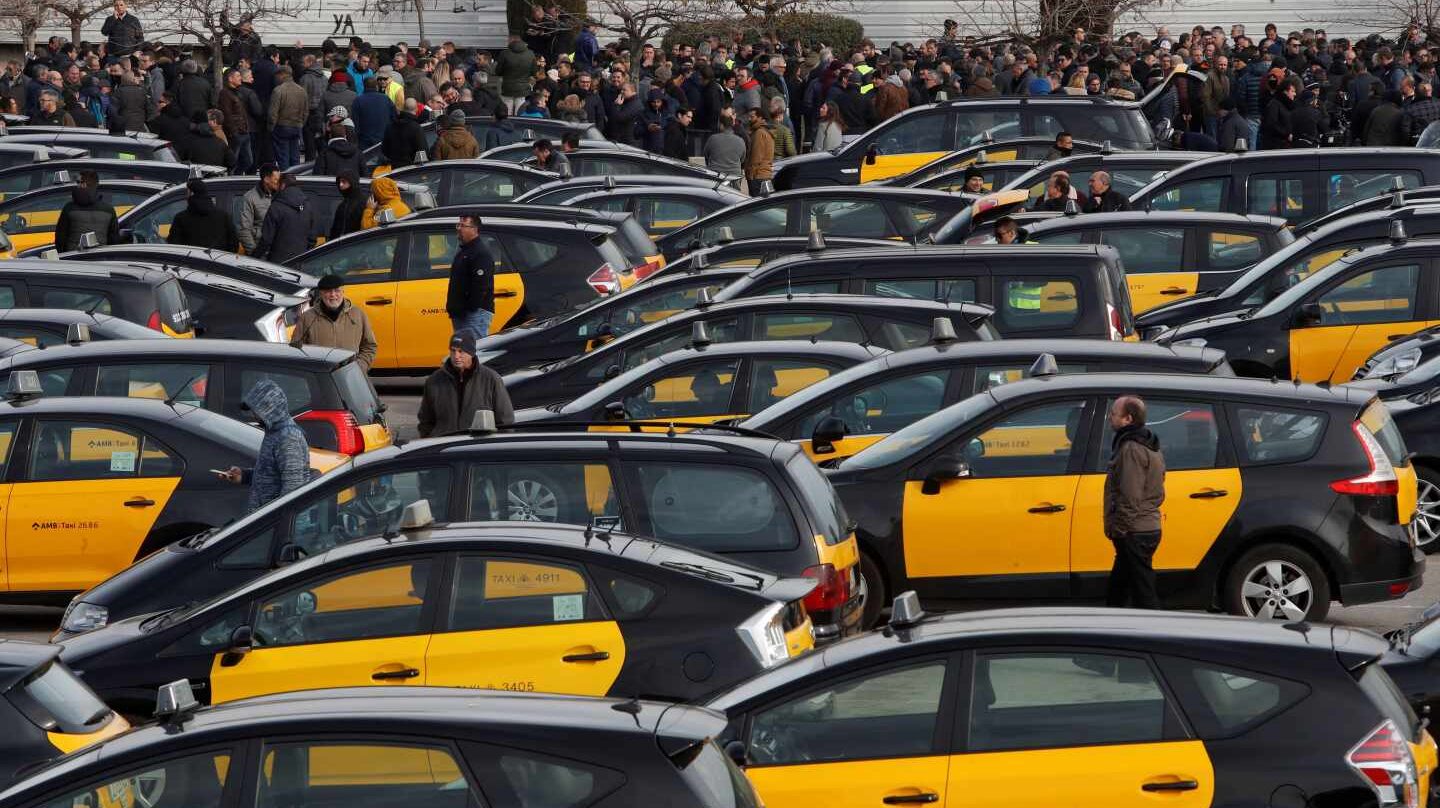 Taxis colapsando el centro de Barcelona.