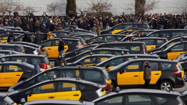 Taxis colapsando el centro de Barcelona.