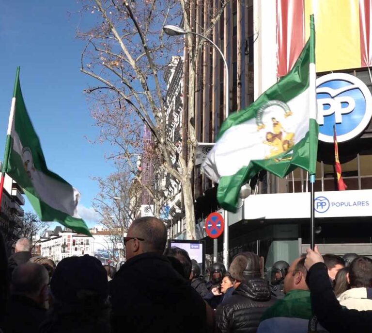 Así se ha coordinado el asedio del taxi al PP