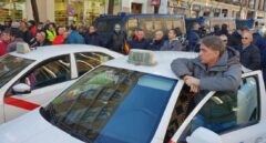 Los taxistas dejan Génova tras lanzar huevos contra la sede del PP