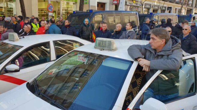Los taxistas dejan Génova tras lanzar huevos contra la sede del PP
