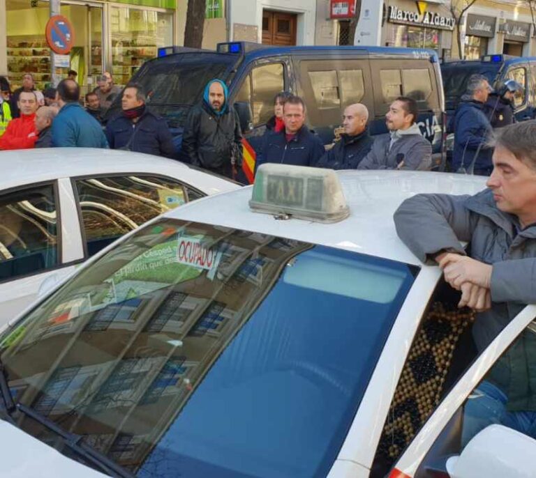 Los taxistas dejan Génova tras lanzar huevos contra la sede del PP