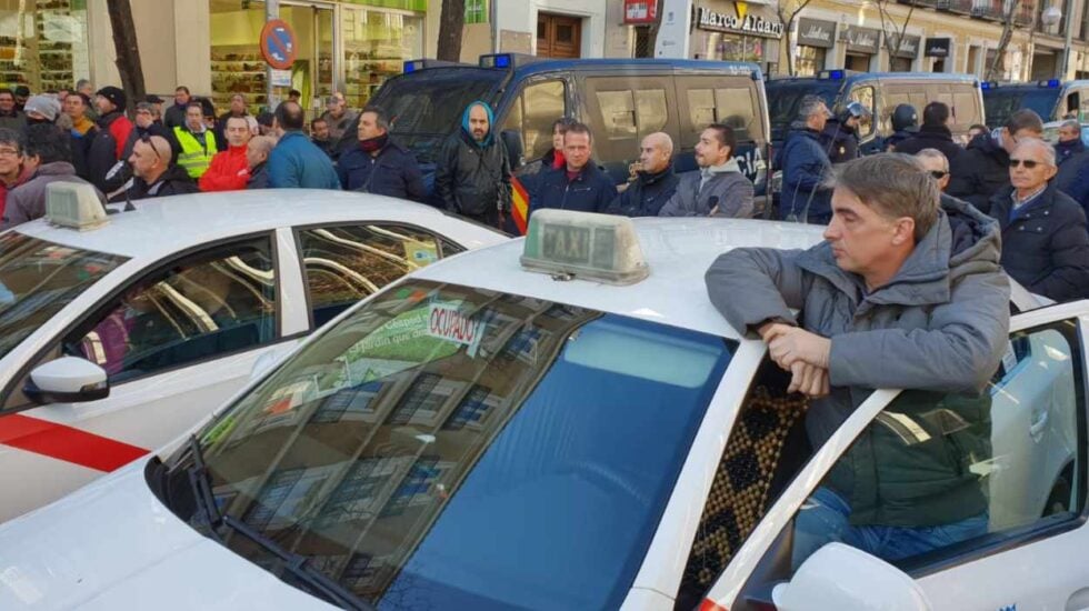 Los únicos taxis que han conseguido llegar hasta Génova.