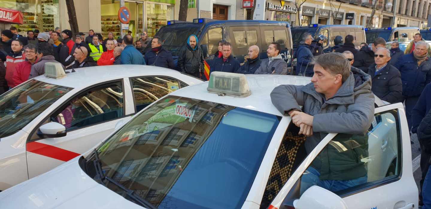 Los únicos taxis que han conseguido llegar hasta Génova.