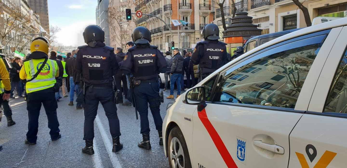 Taxis esperando tras la barrera policial para acceder a Génova.