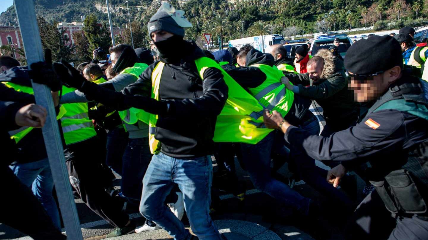 Los taxistas del área metropolitana que protestan contra los vehículos de alquiler con conductor (VTC) han abandonado el Port de Barcelona tras saltarse un primer cordón de la Guardia Civl y ser contenidos después por varios furgones de este cuerpo, y han optado por ascender por la avenida del Paral·lel. Un grupo numeroso de este colectivo, que lleva toda la mañana improvisando protestas de un lado para otro, ha conseguido algo antes de las 13.00 horas saltar un cordón de la Guardia Civil para llegar hasta los accesos al Port de Barcelona, que han atravesado