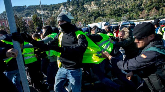 Un guardia civil resulta herido en la nuca al frenar a los taxistas en Barcelona