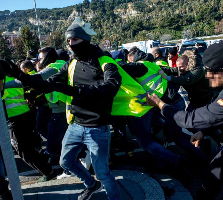 Un guardia civil resulta herido en la nuca al frenar a los taxistas en Barcelona