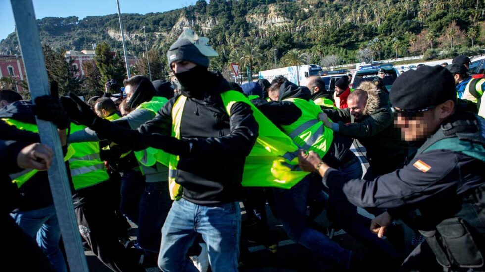 Los taxistas del área metropolitana que protestan contra los vehículos de alquiler con conductor (VTC) han abandonado el Port de Barcelona tras saltarse un primer cordón de la Guardia Civl y ser contenidos después por varios furgones de este cuerpo, y han optado por ascender por la avenida del Paral·lel. Un grupo numeroso de este colectivo, que lleva toda la mañana improvisando protestas de un lado para otro, ha conseguido algo antes de las 13.00 horas saltar un cordón de la Guardia Civil para llegar hasta los accesos al Port de Barcelona, que han atravesado