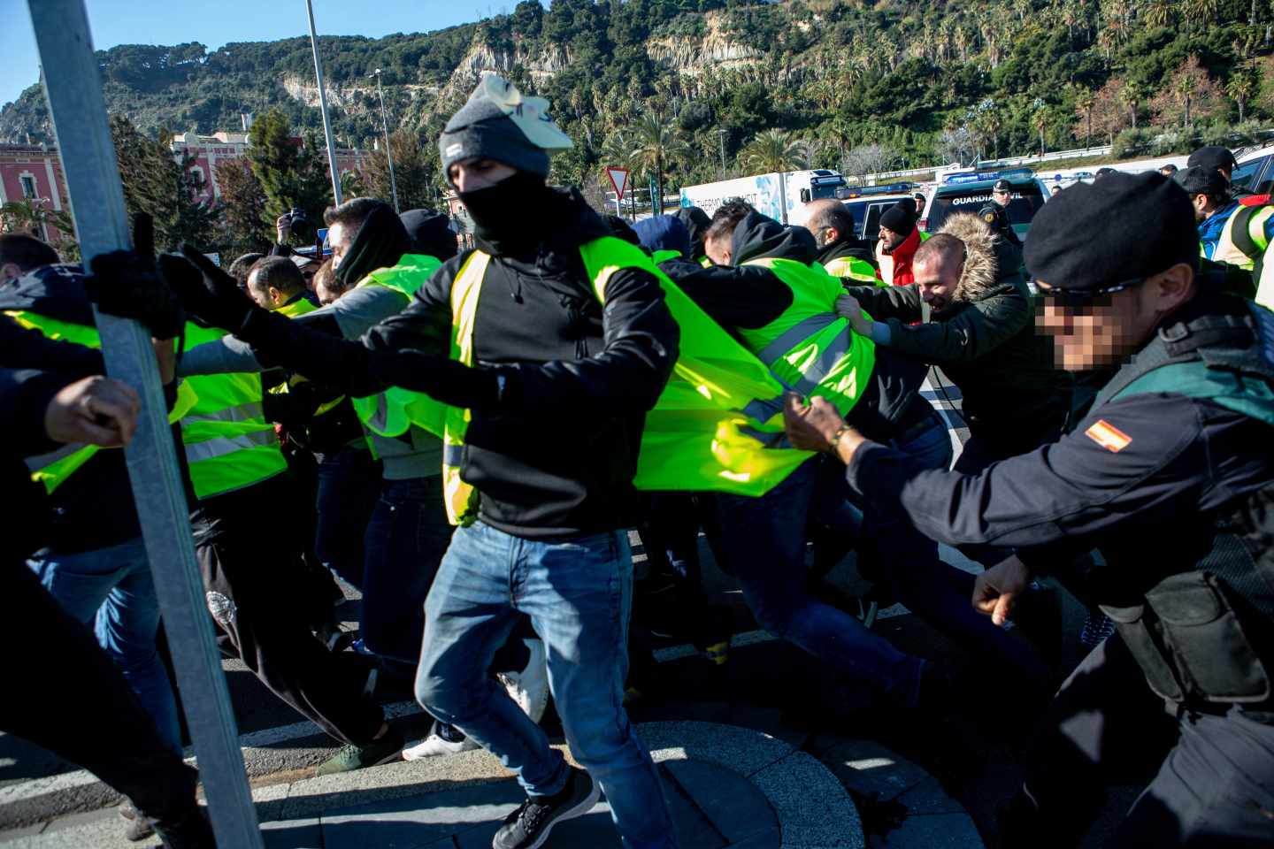 Los taxistas del área metropolitana que protestan contra los vehículos de alquiler con conductor (VTC) han abandonado el Port de Barcelona tras saltarse un primer cordón de la Guardia Civl y ser contenidos después por varios furgones de este cuerpo, y han optado por ascender por la avenida del Paral·lel. Un grupo numeroso de este colectivo, que lleva toda la mañana improvisando protestas de un lado para otro, ha conseguido algo antes de las 13.00 horas saltar un cordón de la Guardia Civil para llegar hasta los accesos al Port de Barcelona, que han atravesado