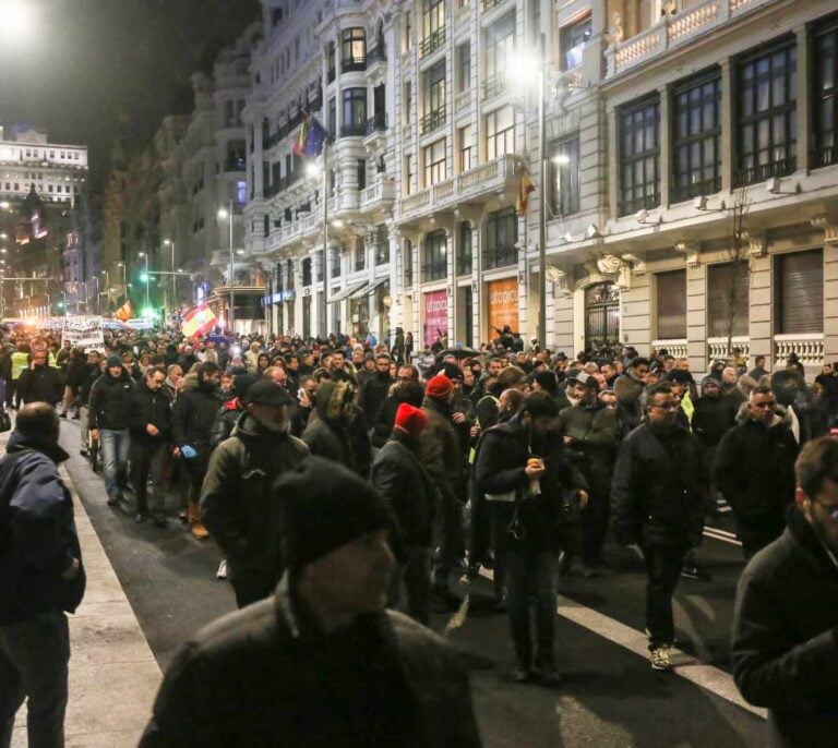 La Policía carga contra los taxistas cuando intentaban cortar la Gran Vía