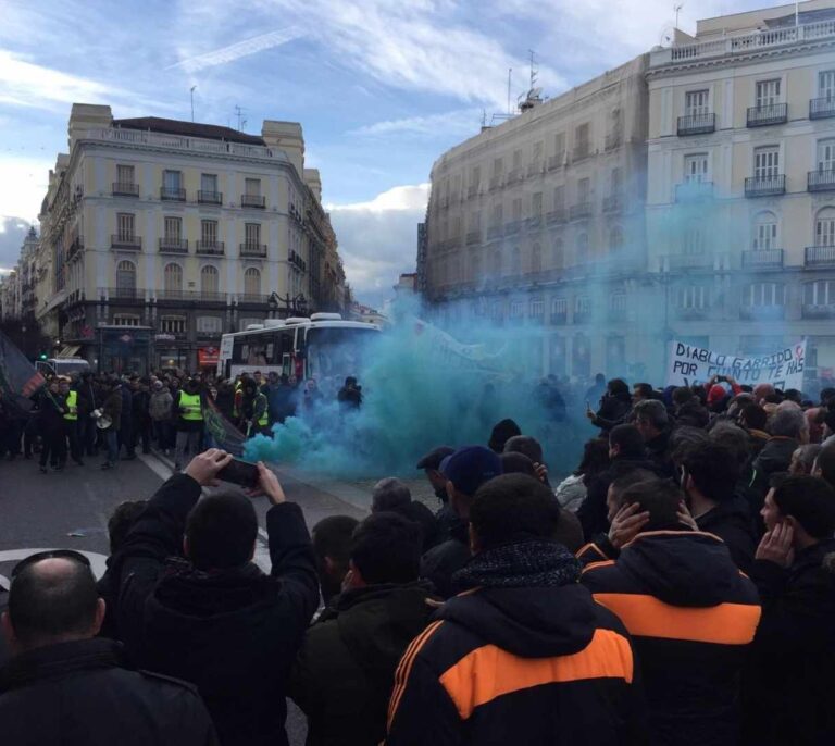 Los taxistas toman la Puerta del Sol