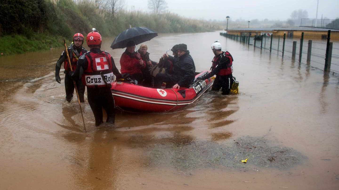fectivos de Cruz Roja rescatan a afectados por las inundaciones en la localidad de Hinojedo, en Cantabria, cuyo Gobierno ha declarado el nivel uno del plan especial ante el riesgo de inundaciones.