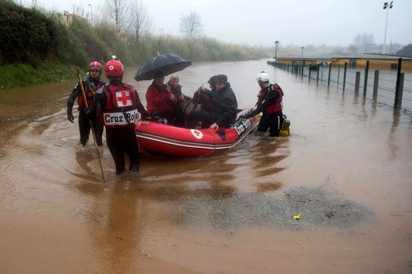 fectivos de Cruz Roja rescatan a afectados por las inundaciones en la localidad de Hinojedo, en Cantabria, cuyo Gobierno ha declarado el nivel uno del plan especial ante el riesgo de inundaciones.