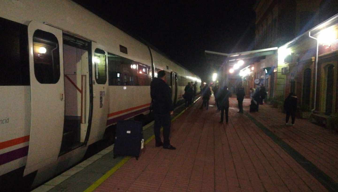 Un fallo en el suministro de energía afecta a los pasajeros de tres trenes en Plasencia