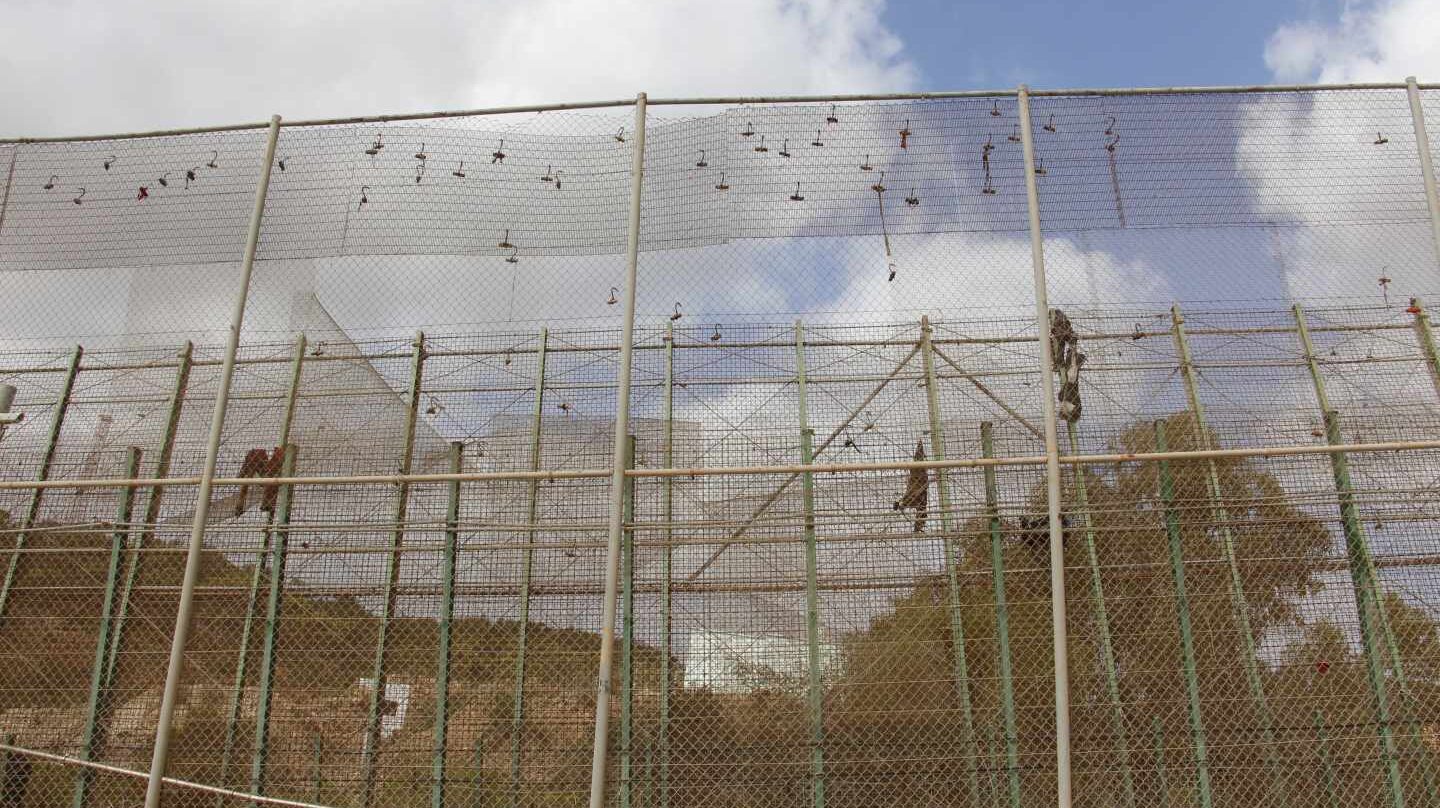 La valla fronteriza de Melilla, tras uno de los saltos masivos intentados en 2018.