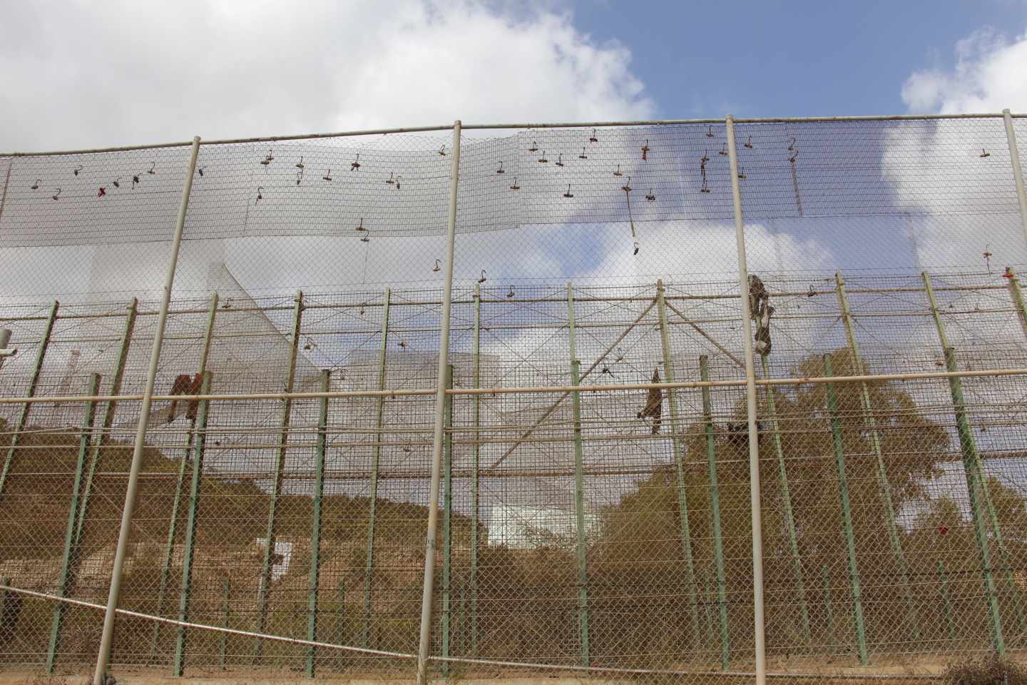 La valla fronteriza de Melilla, tras uno de los saltos masivos intentados en 2018.