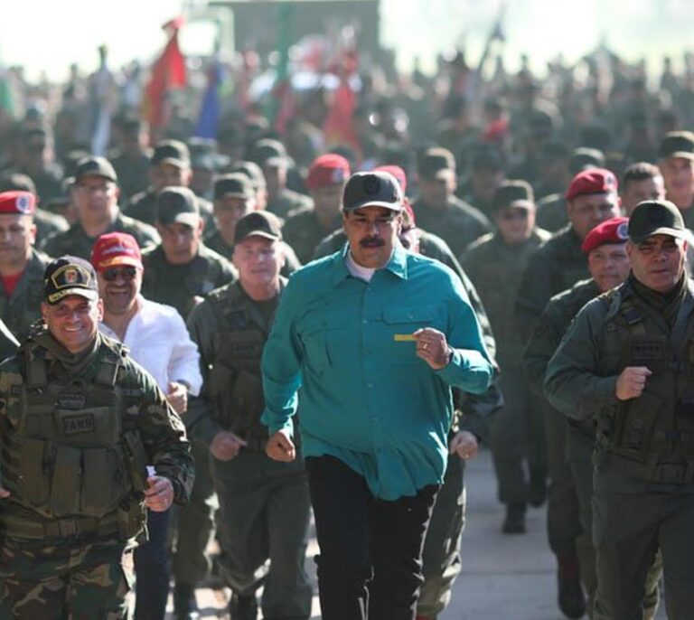 Nicolás Maduro responde con músculo militar a Juan Guaidó