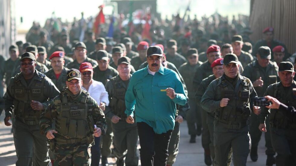 Maduro participa junto a la tropa en ejercicios militares en Carabobo.
