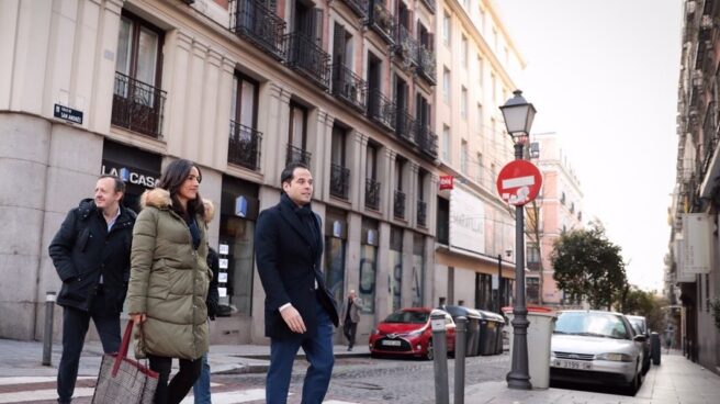 Begoña Villacís e Ignacio Aguado, candidatos a ayuntamiento y comunidad, pasean por Madrid Central.