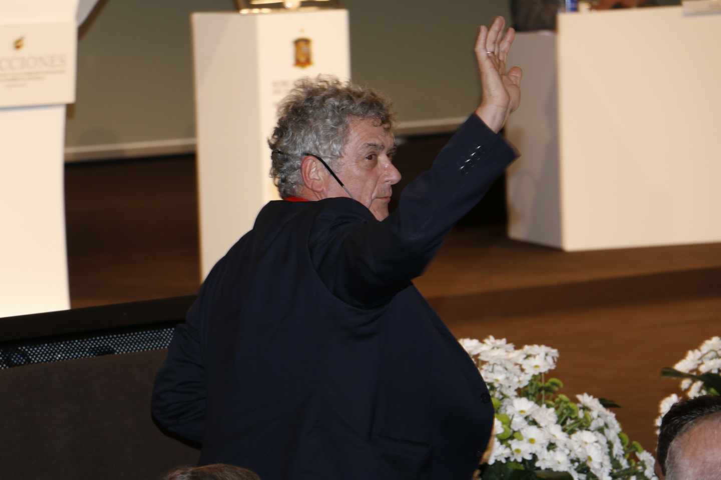 Ángel María Villar saluda tras ser reelegido por última vez presidente de la Federación Española de Fútbol.