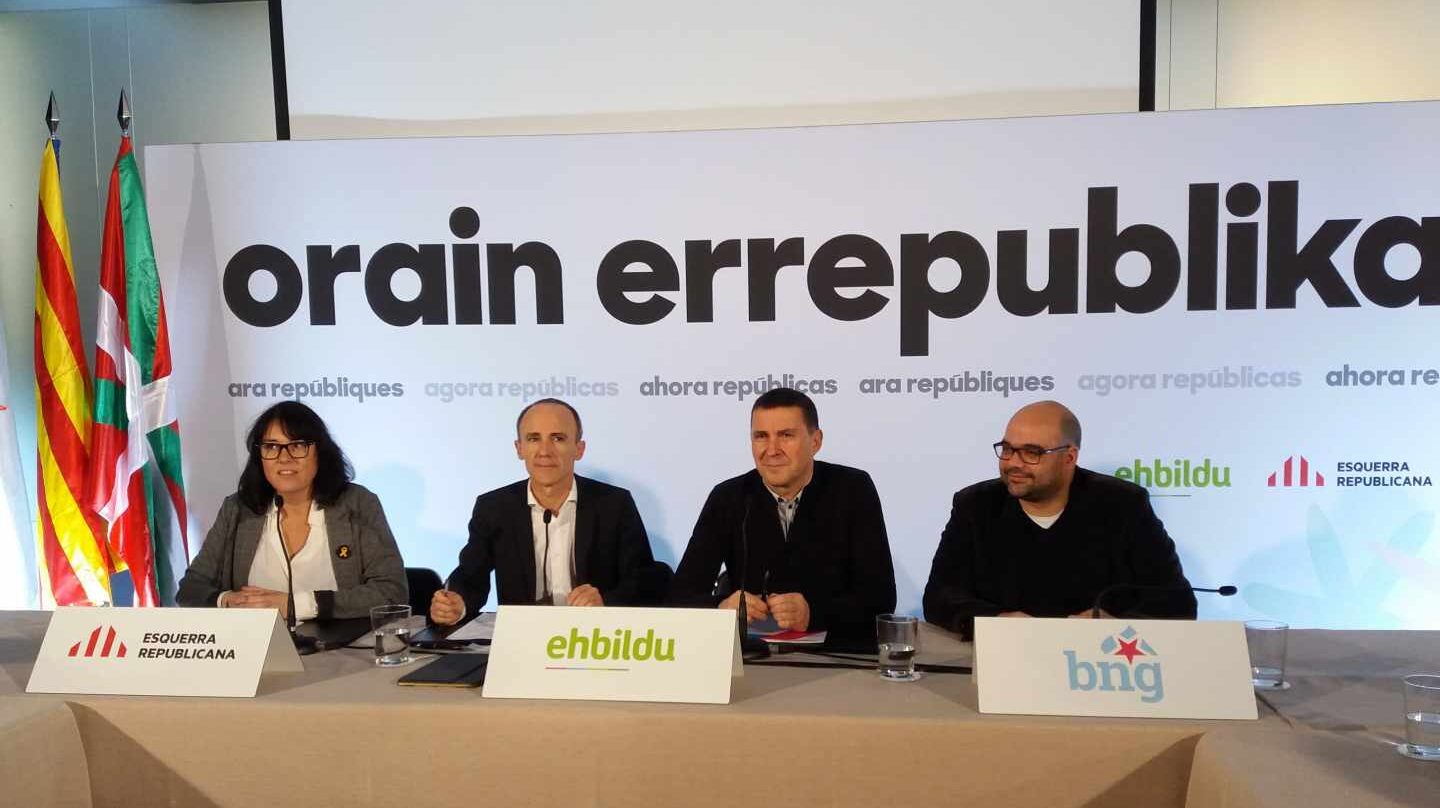 Josu Juaristi, a la derecha de Arnaldo Otegi, al presenatr la coalición electoral integrada por EH Bildu, ERC y BNG.