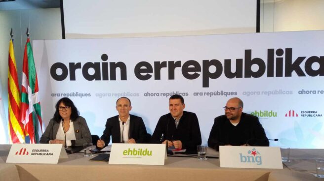 Josu Juaristi, a la derecha de Arnaldo Otegi, al presenatr la coalición electoral integrada por EH Bildu, ERC y BNG.