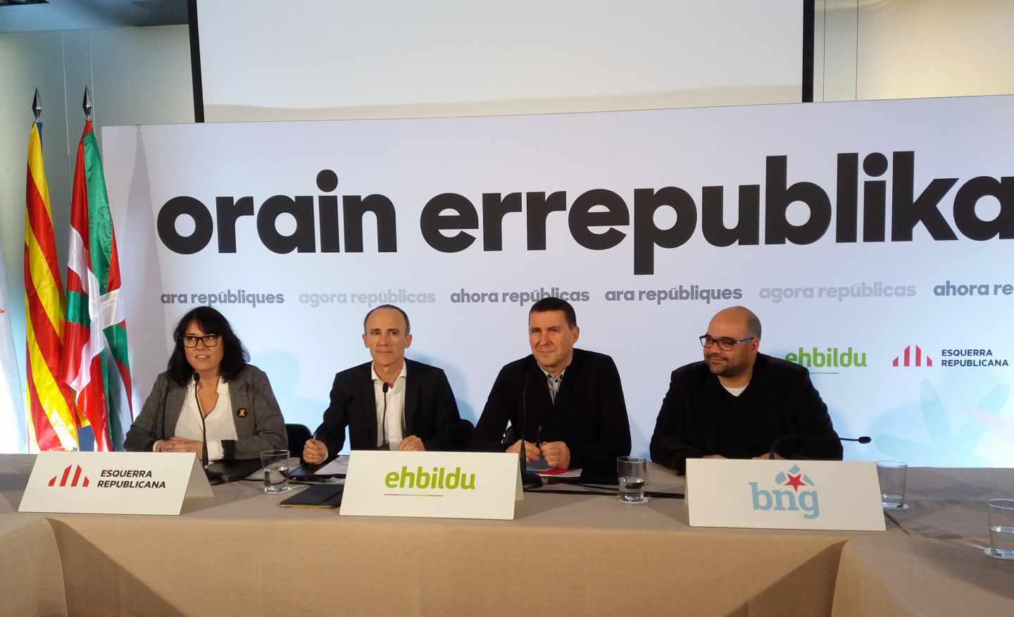 Josu Juaristi, a la derecha de Arnaldo Otegi, al presenatr la coalición electoral integrada por EH Bildu, ERC y BNG.