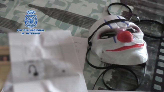 Enseres encontrados en la operación policial que se ha saldado con la detención de cuatro personas por explotar sexualmente a mujeres.