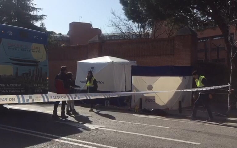 Muere atropellado por un autobús en Madrid al cruzar la calle