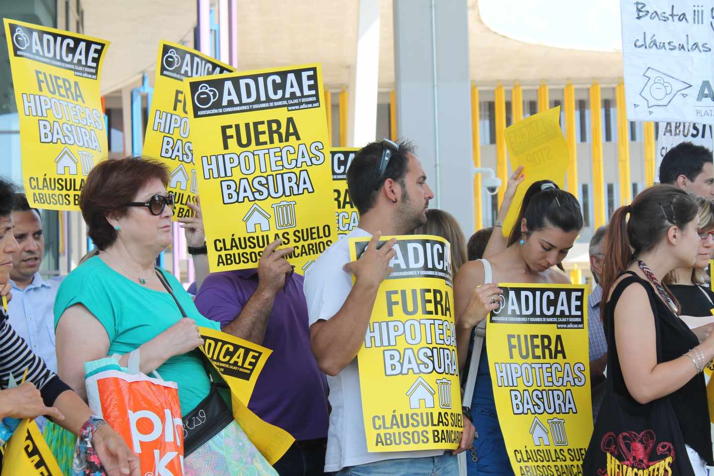 Concentración de protesta por las hipotecas bancarias.