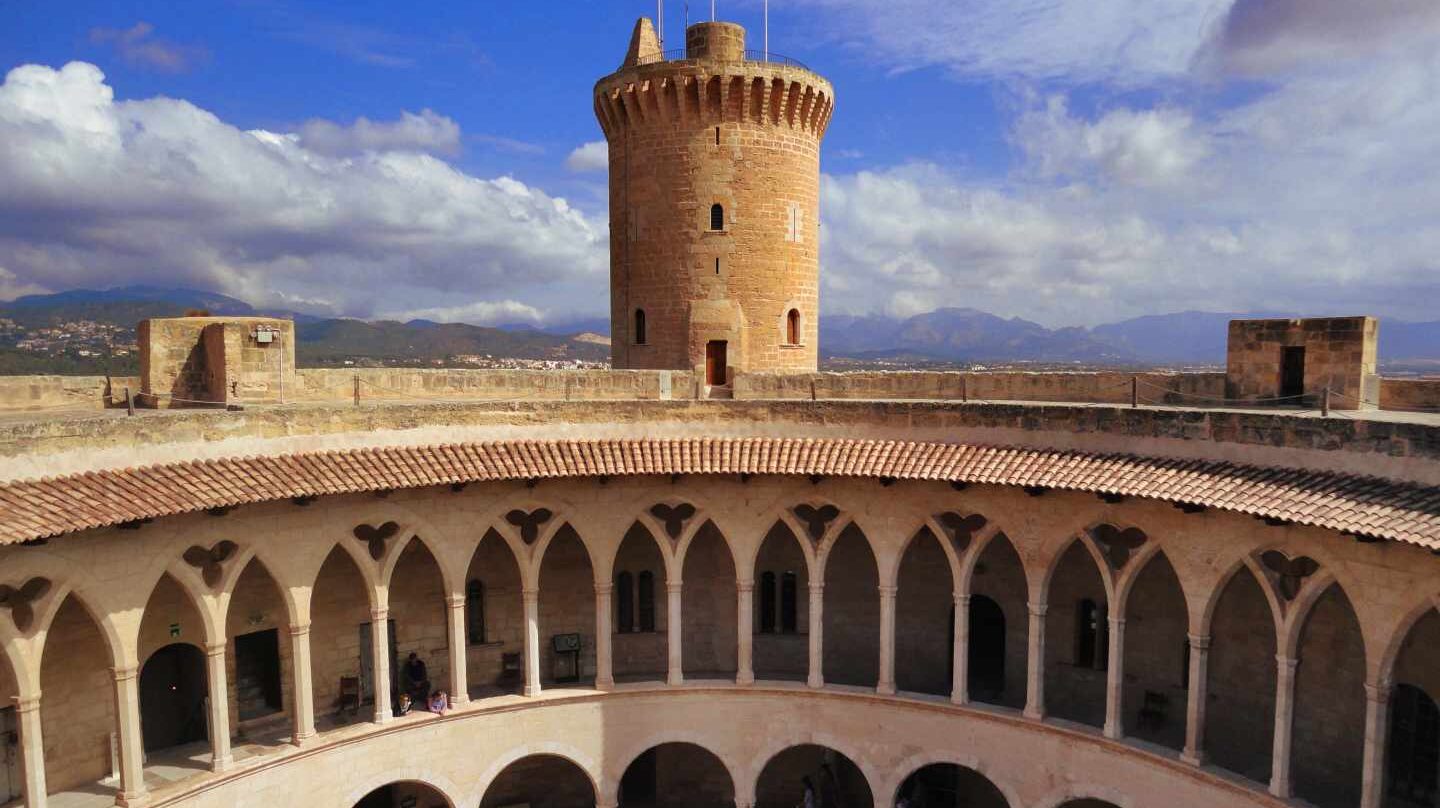 Torre y parte del interior del Castell de Bellver.