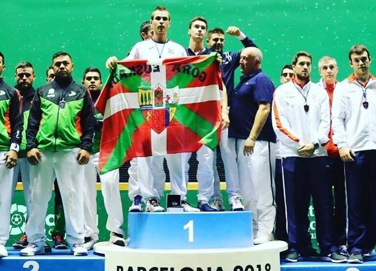 La FIPV denuncia "amenazas" con fines "políticos" y levanta la sanción al pelotari que exhibió una ikurriña