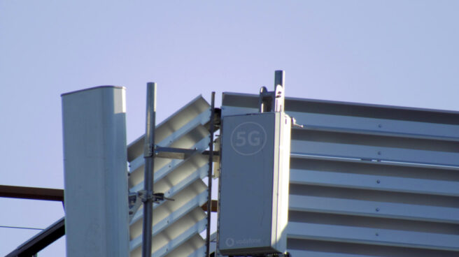 Una antena de 5G de Huawei, vetada por el Gobierno Una antena de la red 5G instalada por Vodafone en Barcelona.