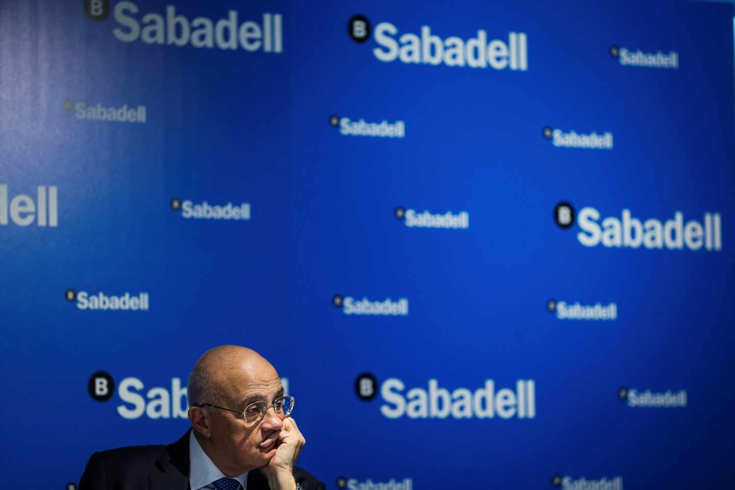 CaixaBank y Sabadell se desploman más de un 7% en su peor jornada desde el Brexit.