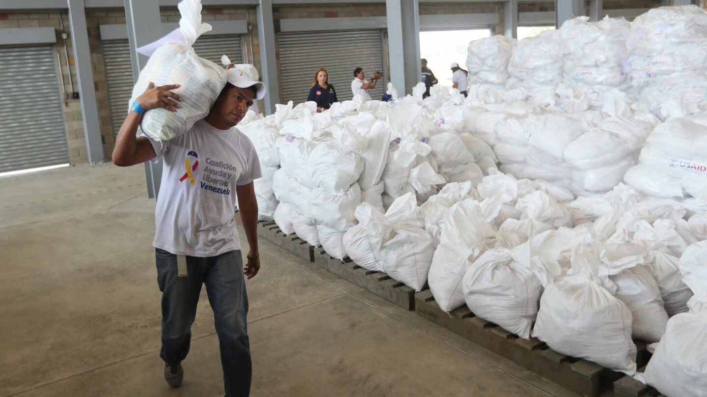 Centro de acopio dispuesto en el puente internacional de Tienditas, en Cúcuta (Colombia), para su reparto en Venezuela.