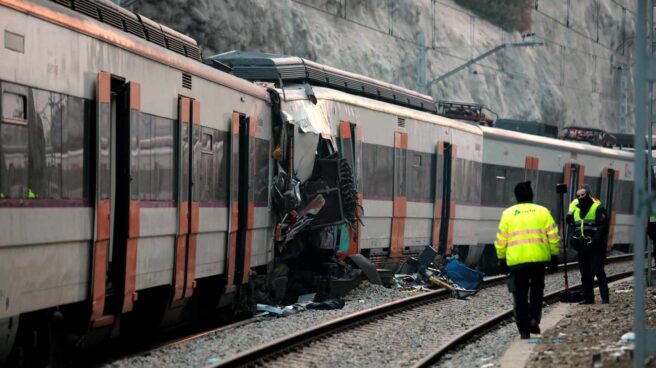 Renfe investiga las causas del "evidente fallo" que provocó la colisión de trenes en Manresa