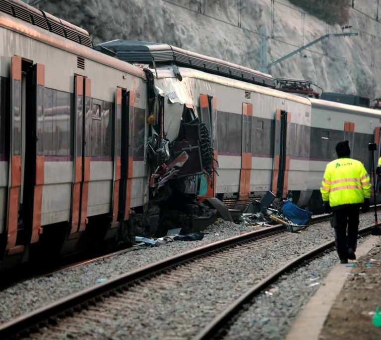 Renfe investiga las causas del "evidente fallo" que provocó la colisión de trenes en Manresa