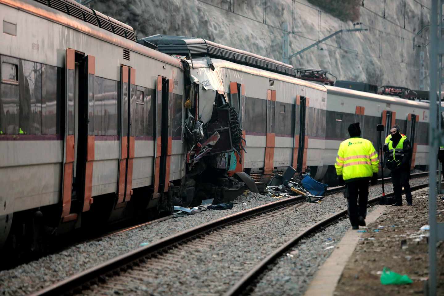 Renfe investiga las causas del "evidente fallo" que provocó la colisión de trenes en Manresa