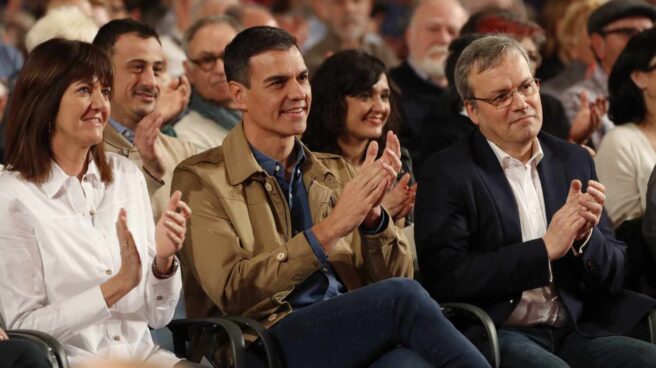 El presidente del Gobierno y secretario general del PSOE, Pedro Sánchez (c), junto a la secretaria general del PSE-EE, Idoia Mendia, durante la presentación de la candidatura del socialista Alfredo Retortillo (d) para el ayuntamiento vizcaíno de Barakaldo.